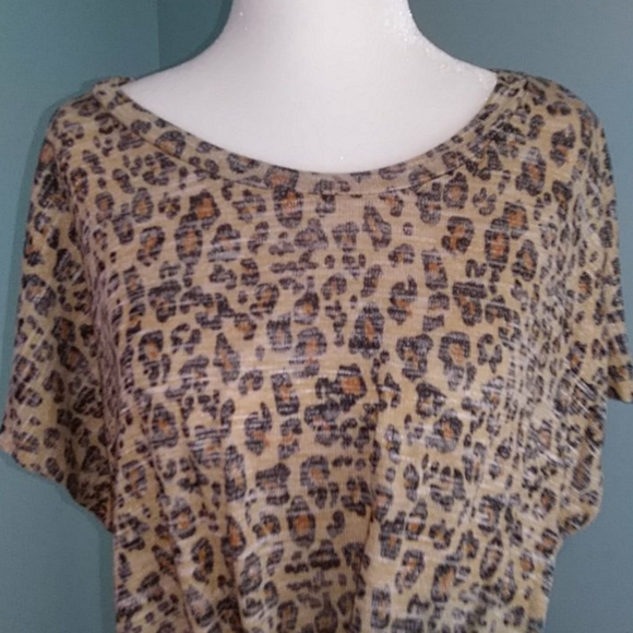 🛍️3/$25 🔥Leopard Print Knot Top - Picture 2 of 3